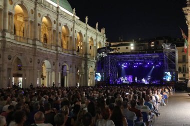 Vicenza, VI, İtalya - 1 Eylül 2024: PFM 'nin progresif rock grubu konser sırasında ana meydanda seyirci