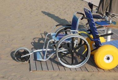 Engellileri sahilde taşımak için büyük çelik tekerlekleri olan özel tekerlekli sandalye.