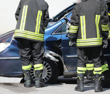 Güçlü makasları ve yayıcıları olan itfaiyeciler kazadan sonra kazazedelerin kapılarını açarak yaralıları serbest bıraktılar.