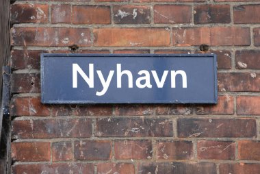 Danimarka NYHAVN 'da yeni bir liman anlamına gelen metin, Danimarka' nın Kopenhag bölgesinde kanal ve ünlü evlerin çok renkli olduğu yerdir.