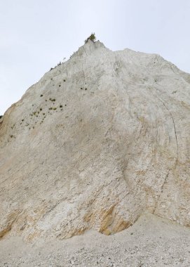 Atmosferik etkenler ve rüzgar yüzünden aşınan beyaz kalsiyum karbonat uçurumunun ayrıntıları