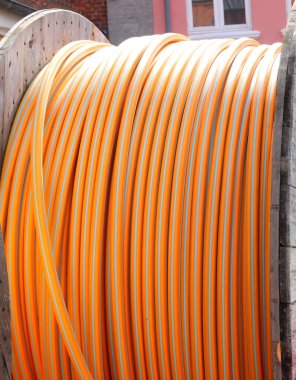 Çok yüksek hızlı internet bağlantıları için optik fiber dizmek için tüp makarası
