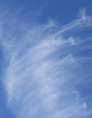 Atmosferde çok yüksek beyaz bulutlar. Sirrus ve açık mavi gökyüzü.