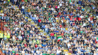 Kalabalık, spor müsabakası boyunca yüzleri kasıtlı olarak bulanık ve tanınmaz halde olan stadyuma sahip.