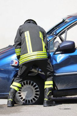 İtfaiyeci kaza yapan arabadaki yaralıları çıkarmak için Jaws of Life adlı endüstriyel makasları kullanıyor.