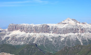 Pordoi Dağı ve Dolomitlerin zirvesi Piz Boe olarak adlandırılır. Kuzey İtalya 'nın Alplerinde 3152 metre yükseklikte CAPANNA Fassa adında bir dağ kulübesi vardır.