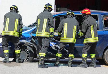 İtfaiyeciler kazadan sonra yaralanan adamı enkazdan kurtarmaya çalışıyorlar. Ayrıca Jaws of Life adında güçlü hidrolik makaslar kullanıyorlar.
