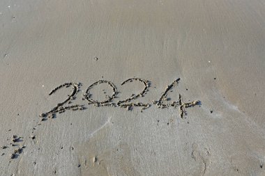 Kum üzerinde 2024 rakamlarıyla yeni yıl partisi için ideal bir zemin ya da yılın son günü için.