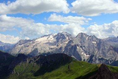 Marmolada buzulunun görüntüsü artan sıcaklıklar nedeniyle amansız bir şekilde eriyor.