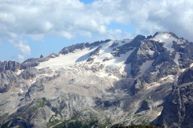 3000 metre yüksekliğindeki Marmolada buzulu, iklim değişikliğinin neden olduğu artan sıcaklıklar nedeniyle amansız bir şekilde eriyor.