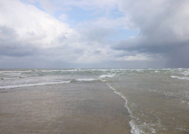 Baltık Denizi 'yle karşılaşan Kuzey Denizi dalgaları çarpışıyor ancak Danimarka' daki Jutland Yarımadası 'ndaki suyun farklı tuzluluğundan dolayı karışmıyor.