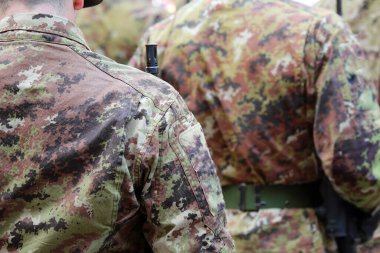 Bir çok asker kamuflaj üniforması giyerek hazırda bekliyor.