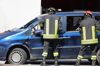 İtfaiyeciler, Jaws of Life olarak bilinen hidrolik makasları çarpışan bir arabadan metal tabakaları sökmek ve yaralı birini kurtarmak için kullanırlar.