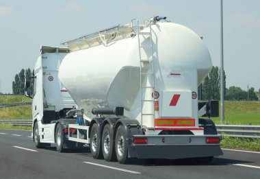 Benzin istasyonuna benzin ve dizel tedarik etmek için otoyolda yakıt taşımak için büyük bir tanker.