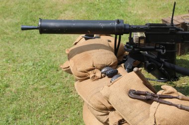 1. Dünya Savaşı ve 2. Dünya Savaşı sırasında kum torbalarıyla kullanılan tarihi su soğutmalı makineli tüfek.