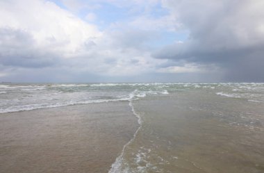 Baltık Denizi 'yle karşılaşan Kuzey Denizi dalgaları çarpışıyor ama Danimarka' daki Jutland Yarımadası 'ndaki suyun farklı tuzluluğundan dolayı karışmıyorlar.