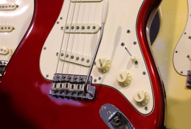 Ses tonlarını ve ses tonlarını ayarlamak için elektro gitarı Tremolo manivelası ve düğmeleri olan köprünün ayrıntıları