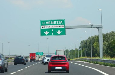 İtalya 'nın kuzeyindeki Venedik limanına veya havaalanına giden otoyol tabelası