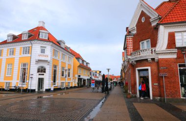 Kuzey Danimarka 'da Skagen şehrinin tarihi merkezinde yağmurdan sonra eski bir köşe eczanesi.