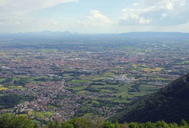 Po Vadisi 'nin havadan görünüşü, İtalya' nın kırsal kesimlerinde yeşil tarlalar ve kırsal alanlar gösteriyor.