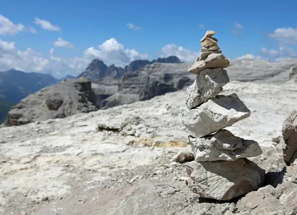 Yüksek dağlarda cairn denilen taş yığını Avrupa Alplerinde bir duayı veya oryantasyon işaretini sembolize ediyor.