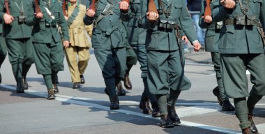 Birinci Dünya Savaşı 'ndan kalma çok eski üniformalı askerler ve tarihi yeniden canlandırma sırasında ellerinde tüfekler.