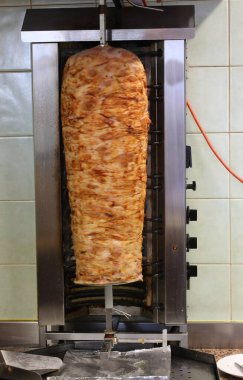Dükkanda pişmiş etle dolaşan kebap şişi.