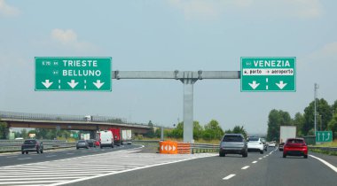 İtalya 'daki otoyol kavşağında Trieste Belluno Venedik' e ve Venedik havaalanına giden yol işaretleri görülüyor.