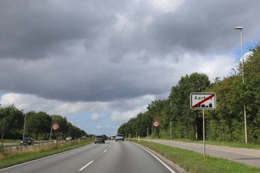 Kuzey Danimarka yolu ve Jutland yarımadasındaki AARHUS şehrinin sonunu gösteren tabela.