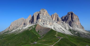 Kuzey İtalya 'da yaz aylarında Sasso Lungo dağ grubuyla Avrupa Alplerindeki DOLOMITES dağlarının inanılmaz manzarası