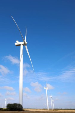 Rüzgâr türbini ve üç dönen bıçak bir alana yerleştirildi. Rüzgâr enerjisiyle temiz elektrik üretiliyor. Çevreye hiçbir etkisi yok.