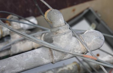 Demir malzemelerin geri dönüşümü için bir çöp sahasında demir parçası.