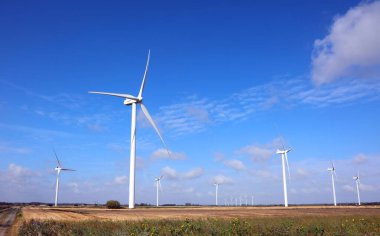 ekili düzlüklerde rüzgar enerjisini kullanarak elektrik üretmek için birçok rüzgar türbini kullanılır.