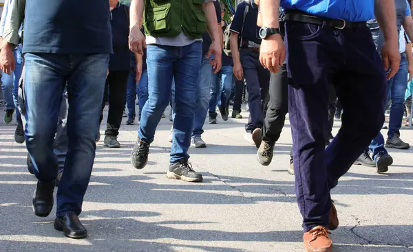 Fabrika grevi sırasında şehir sokaklarında yürüyen bir sürü insan.