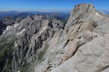 Kuzey İtalya 'daki Marmolanda' dan görünen dağların anoramik görüntüsü 3000 metre yükseklikte Alpler 'de.