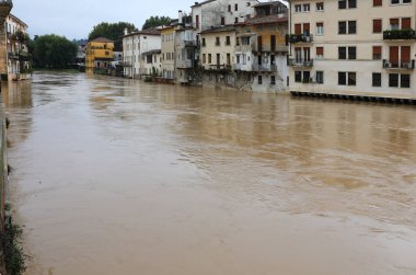 BACCHIGLIONE adlı çamurlu nehir, Kuzey İtalya 'daki Vicenza şehrinde PONTE DEGLI ANGELI adlı köprüden inşa edilmiştir.