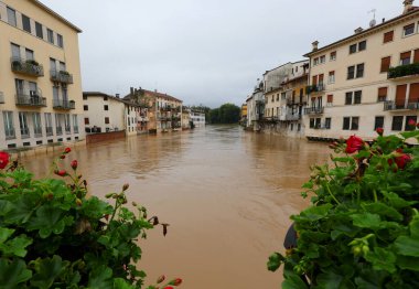 BACCHIGLIONE adlı çamurlu nehir Kuzey İtalya 'daki Vicenza şehrinde, sel sırasında PONTE DEGLI ANGELI köprüsünden inşa edilmiştir.