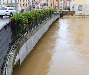 Şiddetli yağmurlar, Vicenza şehri ve Ponte degli angeli 'yi yükselen suyla dolduran Bacchiglione Nehri' ni tehdit ediyor.
