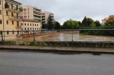 Kuzey İtalya 'da Vicenza şehrinde Ponte Pusterla denilen köprünün üzerinde. Bacchiglione Nehri' nin çamurlu akıntısı sırasında.