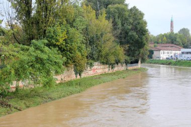 Küresel ısınma ve iklim değişikliğinden kaynaklanan şiddetli yağmurların yol açtığı sel sırasında nehir taşmak üzere.
