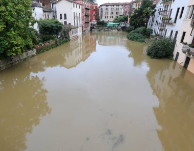 İtalya 'nın kuzeyinde Vicenza City' de Ponte SAN PAOLO adlı eski köprü ve sağanak yağış sırasında RETRON adı verilen çamurlu nehir taştı.