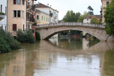 Sel ve RETRON sırasında Kuzey İtalya 'daki Vicenza şehrinde PONTE SAN MICHEL adı verilen antik Roma Köprüsü