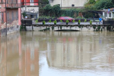 Kuzey İtalya 'daki Vicenza şehrinde PONTE SAN PAOLO adlı köprü ve taşmak üzere olan RETRone nehri