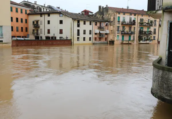 İtalya 'nın Vicenza şehrinde BACCHIGLIONE adlı bina ve nehir, sel sırasında PONTE DEGLI ANGELI olarak adlandırıldı.