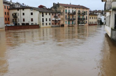 İtalya 'nın kuzeyindeki Vicenza şehrinde, PONTE DEGLI ANGELI adlı bir köprüden, BACCHIGLIONE adı verilen çamurlu bir nehir.