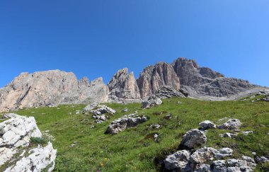 Kuzey İtalya 'daki Avrupa Alpleri' nin Dolomitler dağ sırasının panoramik manzarası