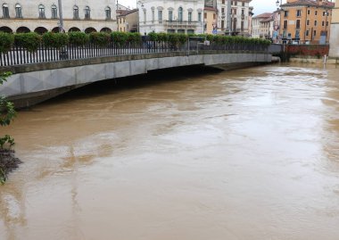 İtalya 'nın Vicenza şehrinde Ponte degli angeli adında uzun bir köprü ve sağanak yağışların ardından sel baskını sırasında Bacchiglione nehri.