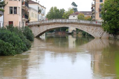 Sel sırasında Kuzey İtalya 'da Vicenza şehrinde PONTE SAN MICHEL adı verilen köprü ve taşmak üzere olan RETRone nehri