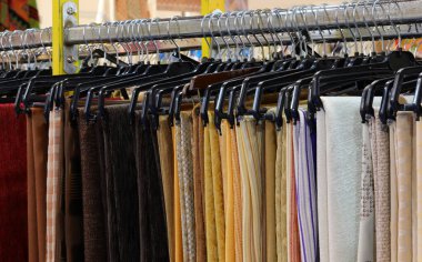 Birçok iyi kumaş ve tekstil, esnaf terzileri için malzeme satan bir mağazada satışta.