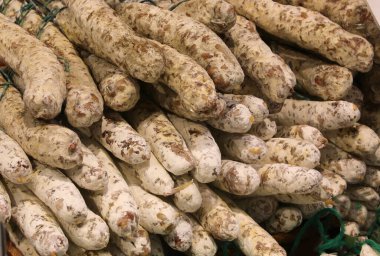 Yerel pazardaki bir tezgahta satılık salam ve sosis gibi pek çok farklı türde pişirilmiş et ve sosis.